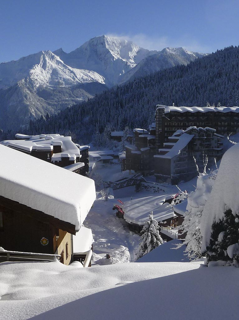 Overview of La Tania in winter