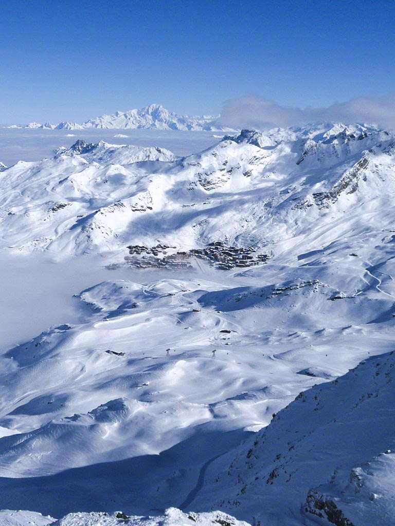 Overview of Val Thorens in winter