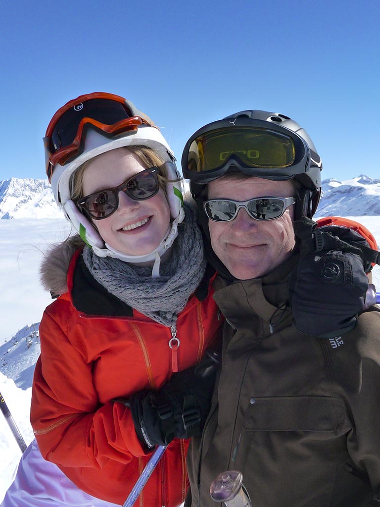 Skieurs se reposant dans une pente hors-piste